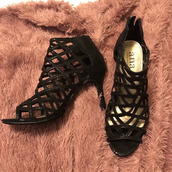 a.n.a Shoes - Black ankle booties